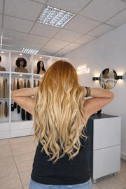  extensions 100% cheveux vierges Raw Hair en blond miel vénitien #18. Cette teinte dorée chaude et lumineuse apporte éclat et sophistication pour un effet ensoleillé inspiré des reflets vénitiens.