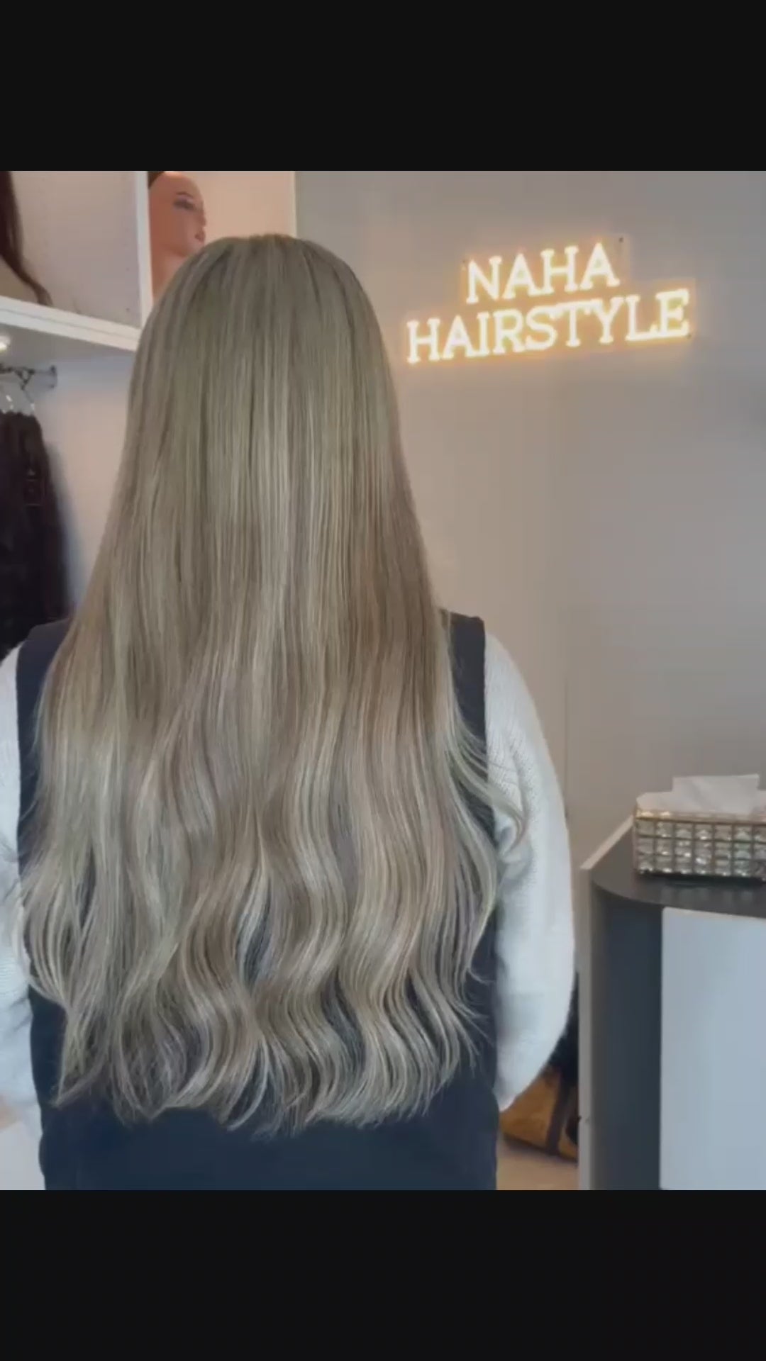 Charger la vidéo : Extensions Raw Hair Ondulés Méché #4/613 - Balayage Lumineux Ondulé